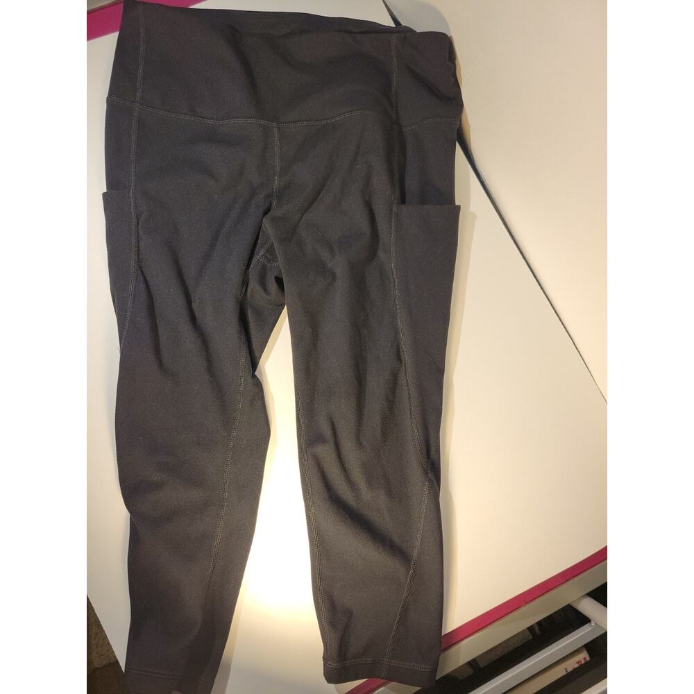 Phisockat Womens Black Athletic Capri Leggings Size L NEW WITHOUT TAGS